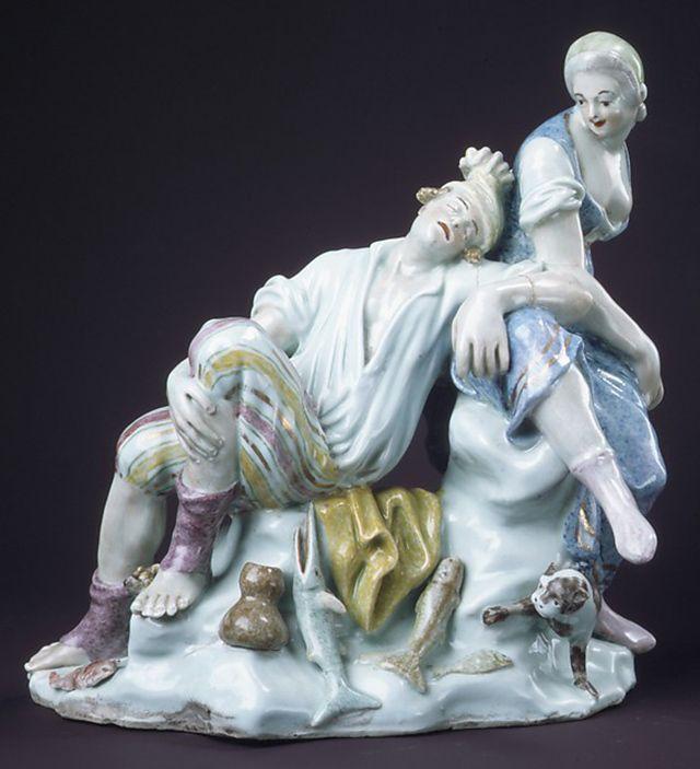 Figurine of 2 people embracing.