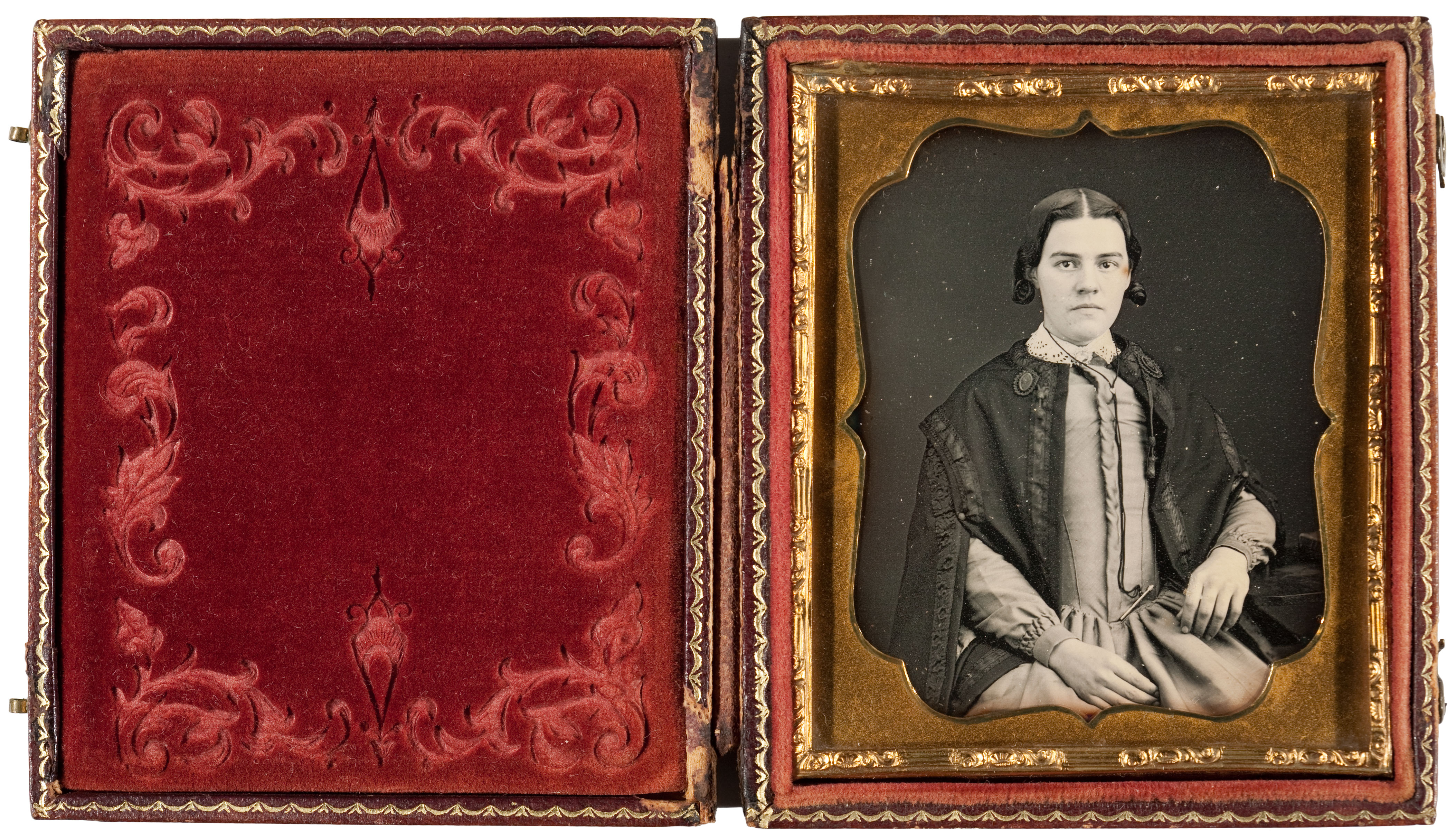 Daguerreotypes are usually monochromatic and relatively neutral in tonality. 